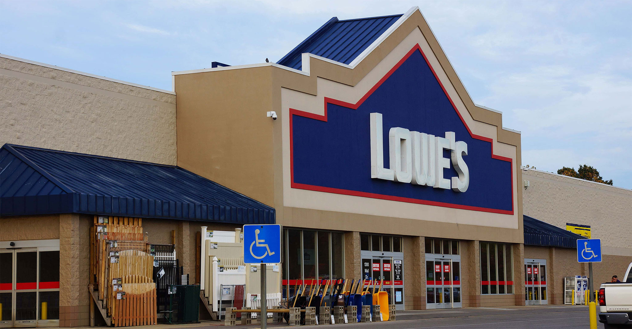 Lowe's Front of Building - Title Image for How to save money at Lowe's.