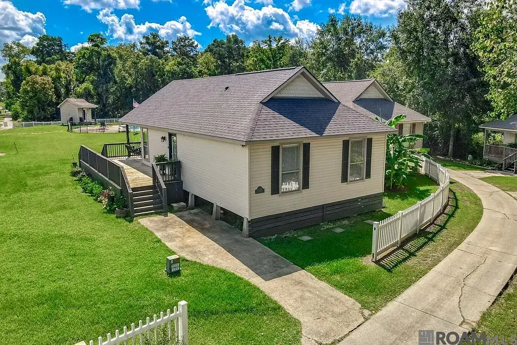 Waterfront Cottage in Maurepas, LA – $154,900