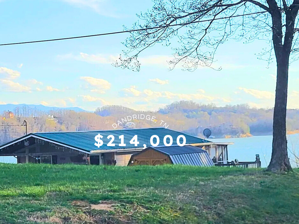 Cozy Lakefront Home in Dandridge, TN – $214,000